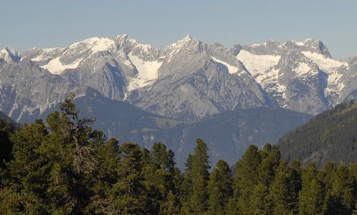 Karwendel as seen from Wattental (Photo: Author: Haneburger / Wikimedia Commons / Public Domain / Photo cropped by runinternational.eu))