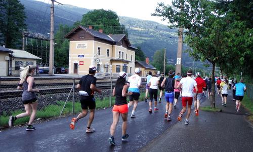 Ossiacher See Nachthalbmarathon - half marathon runners at the railway station Ossiach-Bodensdorf, Kärnten, Austria (Copyright © 2015 Hendrik Böttger / runinternational.eu)