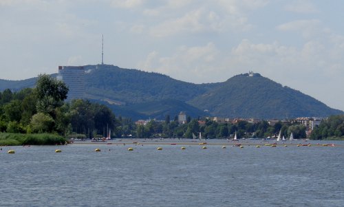 The Kahlenberg and the Leopoldsberg as seen from the Alte Donau in Vienna, Austria (Copyright © 2017 Hendrik Böttger / runinternational.eu)