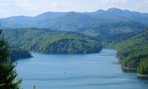Lokvarsko jezero, a lake in the Gorski kotar region in Croatia (Author: Sl-Ziga / commons.wikimedia.org / public domain / photo modified by runinternational.eu)