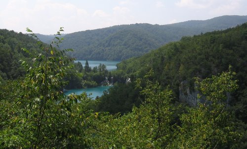 Plitvice Lakes National Park, Croatia -- Author: Julo (assumed)  / commons.wikimedia.org / public domain / photo cropped by runinternational.eu