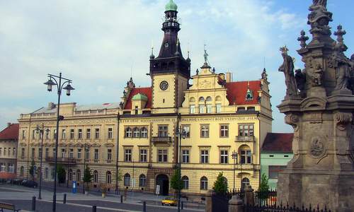 The town hall of Kladno, Czech Republic (Author: Miaow / commons.wikimedia.org / public domain / photo cropped by runinternational.eu)