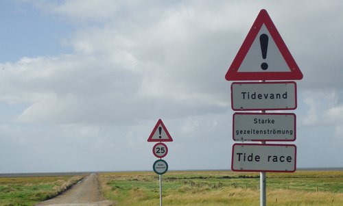 Traffic signs at the access road to the island of Mandø, Denmark (Author: Jan Pešula / commons.wikimedia.org / CC0 1.0 Universal Public Domain Dedication / photo cropped by runinternational.eu)