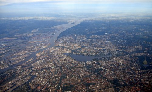 Aerial photo of Hamburg, Germany (Author: Oschti / commons.wikimedia.org / public domain)
