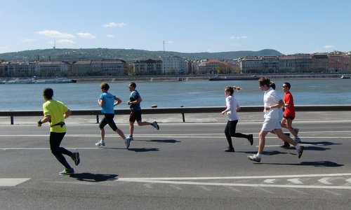 Vivicitta Budapest - Participants run along the River Danube (Copyright © 2011 Hendrik Böttger / runinternational.eu)