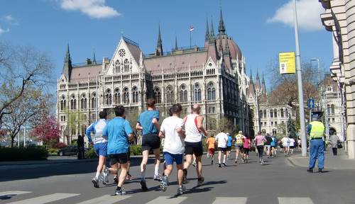 Runners at the Parliament building, Budapest (Copyright © 2011 Hendrik Böttger / runinternational.eu)