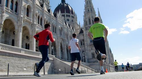 Budapest Marathon - runners at the Hungarian Parliament (Copyright © 2011 Hendrik Böttger / runinternational.eu)