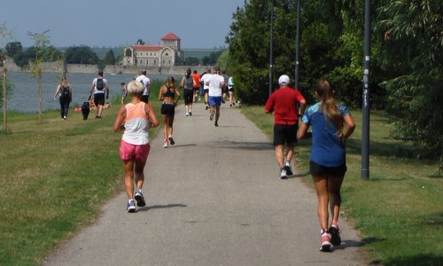 Tatai Minimaraton - runners at the castle of Tata, Hungary (Photo: Copyright © 2019 Hendrik Böttger / runinternational.eu)