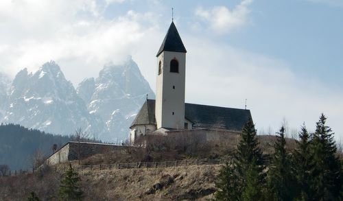 Church in Vierschach, Italy (Copyright © 2011 runinternational.eu)