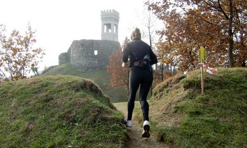 Marcia internazionale per le colline di Fagagna - a runner at the Castello di Fagagna, Province of Udine, Italy (Copyright © 2014 Hendrik Böttger / Run International EU)