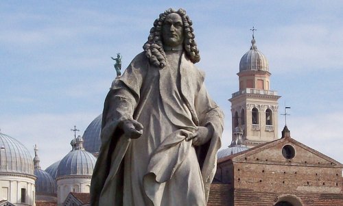 Statue of Nicolò Tron on Prato della Valle, Padova, Italy (Author: Apici / commons.wikimedia.org / public domain / photo modified by runinternational.eu)