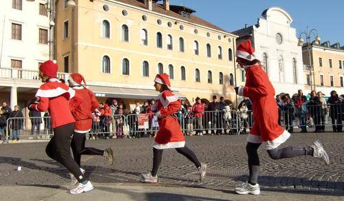 Santa Klaus Running, Belluno, Italy - runners on Piazza dei Martiri (Copyright © 2014 Hendrik Böttger / Run International EU)