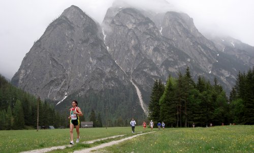 Cortina Dobbiaco Run - runners on the Lunga Via delle Dolomiti, near the Tre Cime di Lavaredo (Photo: Copyright © 2018 Hendrik Böttger / runinternational.eu)