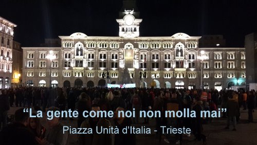 La gente come noi non molla mai! Protesters on Piazza Unità d'Italia, Trieste, Italy, in October 2021 (Copyright © 2021 runinternational.eu)
