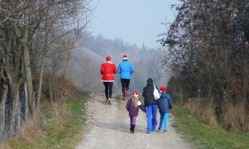Marcia di Babbo Natale - Santas run and walk around Spilimbergo, Italy (Copyright © 2015 Hendrik Böttger / runinternational.eu)
