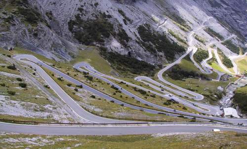 Hairpin turns on the South Tyrolean side of the Stelvio Pass in Italy (Author: Gabri80 at it.wikipedia / public domain)
