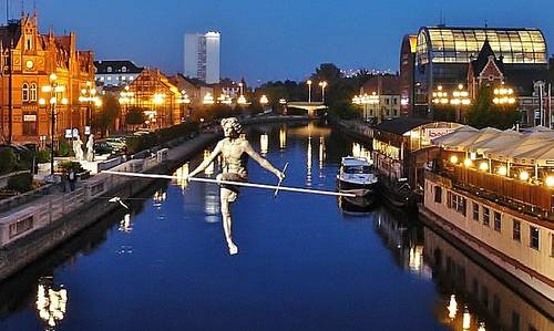 "Crossing the River", Bydgoszcz, Poland (Photo: from Wikimedia Commons, modified; Author: Pit1233; Public Domain)
