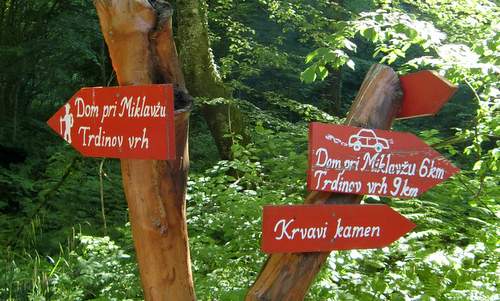 Signpost to Dom pri Miklavžu in the Gorjanci mountains in Slovenia (Photo: Copyright © 2010 Hendrik Böttger / runinternational.eu)