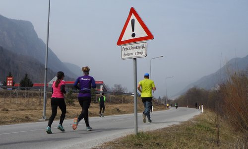 Pomladni tek, Jesenice, Slovenia - The 10k race takes the runners along the Upper Sava Valley (Copyright © 2017 Hendrik Böttger / runinternational.eu)
