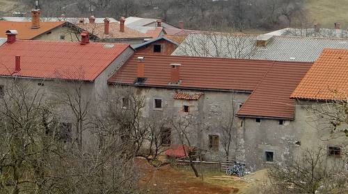 Participants run through the village of Laže near Senožeče (Photo: www.runinternational.eu)