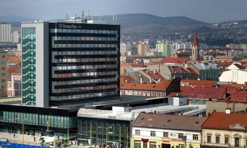 Panorama of Košice (Photo: Of / commons.wikimedia.org / Public Domain / image modified by runinternational.eu)