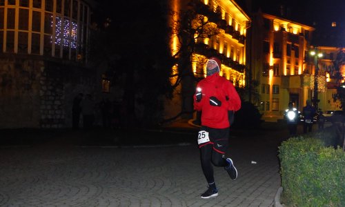 Silvestrovský beh medzi mostami - a runner at the Thermia Palace, Piešťany, Slovakia (Copyright © 2016 Hendrik Böttger / runinternational.eu)