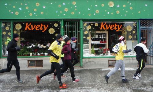 Trnavský novoročný beh 2016 - Runners pass a flower shop in the old town of Trnava, Slovakia (Copyright © 2016 Hendrik Böttger / runinternational.eu)
