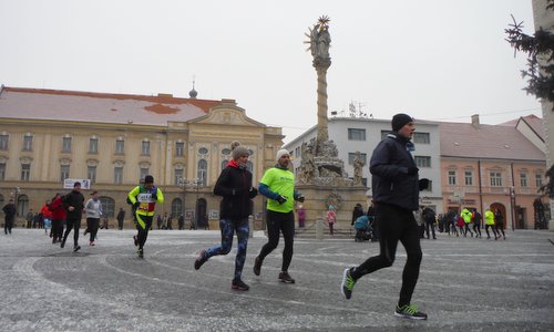 Trnavský novoročný beh 2016 - runners on the main square of Trnava, Slovakia (Copyright © 2016 Hendrik Böttger / runinternational.eu)