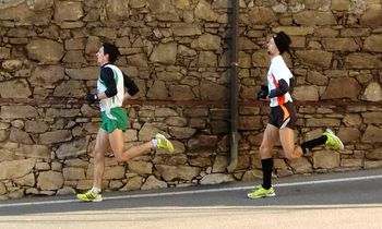 Two top runners in the Montefortiana Tura race (Copyright © 2012 runinternational.eu)