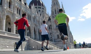 Runners at the Hungarian Parliament in Budapest (Copyright © 2012 runinternational.eu)