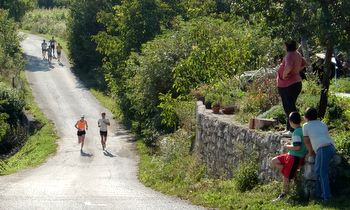 Runners in the Žumberačka utrka (Copyright © 2012 runinternational.eu)