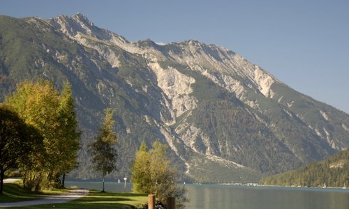 The Seebergspitze and Seekarspitze as seen from the Achensee, Austria (Author: Haneburger / commons.wikimedia.org / Public Domain / photo modified by runinternational.eu)