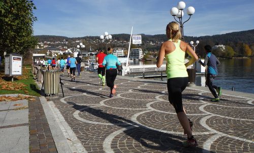 Casinolauf, Velden, Austria - runners on the lakeside promenade of the Wörthersee (Photo: Copyright © 2018 Hendrik Böttger / runinternational.eu)