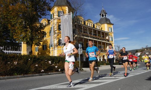 Veldener Casinolauf 2017 - The first two ladies, Cornelia Wohlfahrt and Stefanie Kurath, at the Schloss Velden in Austria (Photo: Copyright © 2017 Hendrik Böttger / runinternational.eu)