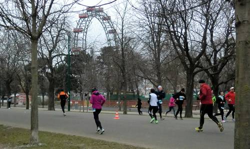 Eisbärlauf - Runners pass the Wiener Riesenrad in the Wiener Prater, Vienna, Austria (Copyright © 2014 Anja Zechner / Run International EU)