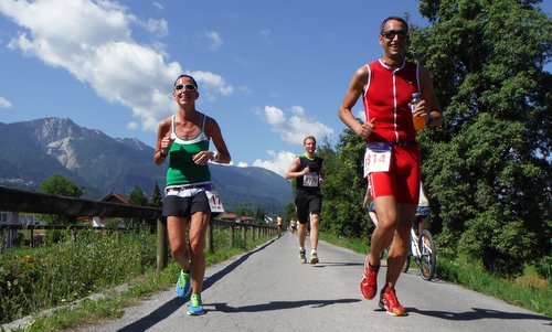 Faakerseelauf - runners on Inselweg in Faak am See, Kärnten, Austria - Copyright © 2017 Hendrik Böttger / runinternational.eu