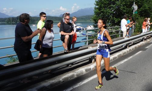 Faakerseelauf - a runner at the Faaker See in Kärnten, Austria (Copyright © 2016 Hendrik Böttger / runinternational.eu)