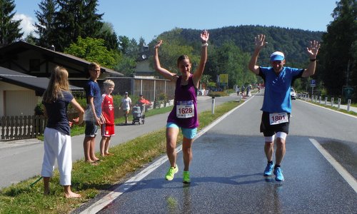 Faakerseelauf, Kärnten, Austria - runners take a shower (Copyright © 2017 Hendrik Böttger / runinternational.eu)