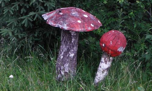 Wood carved fly agaric mushrooms in the Czech Republic (Copyright © 2014 Hendrik Böttger / runinternational.eu)