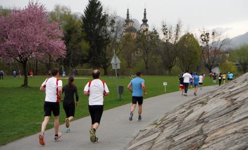 Geolauf, Villach, Austria - runners at the Wasenboden sports park (Copyright © 2014 Hendrik Böttger / runinternational.eu)