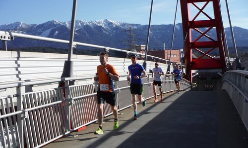 Geolauf, Villach, Austria - runners on the Friedensbrücke (Copyright © 2018 Hendrik Böttger / runinternational.eu)