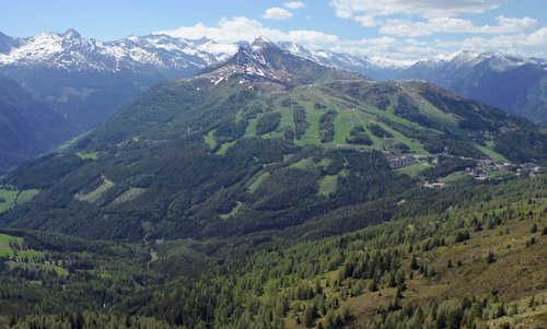 The Katschberg ski area as seen from Aineck (Photo: Copyright © 2020 Hendrik Böttger / runinternational.eu)