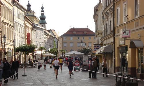 Klagenfurter Altstadtlauf, Klagenfurt, Austria - runners on Alter Platz (Photo: Copyright © Hendrik Böttger / runinternational.eu)