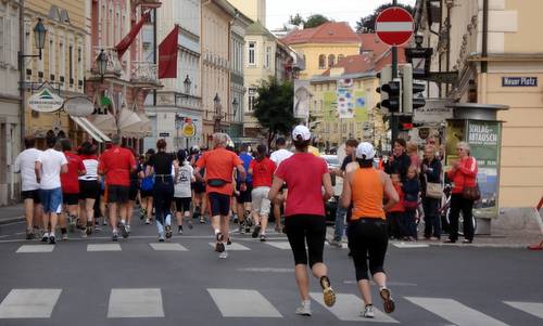 Klagenfurter Altstadtlauf, Klagenfurt, Austria - start on Neuer Platz (Copyright © 2014 Hendrik Böttger / runinternational.eu)