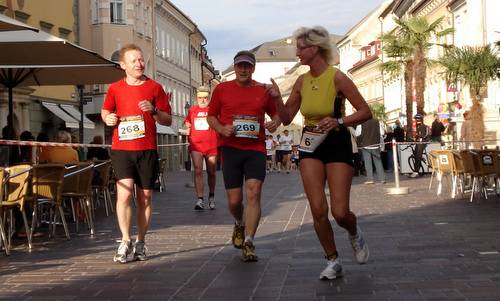 Klagenfurter Altstadtlauf, Klagenfurt, Austria - chit-chat on Alter Platz (Copyright © 2014 Hendrik Böttger / runinternational.eu)