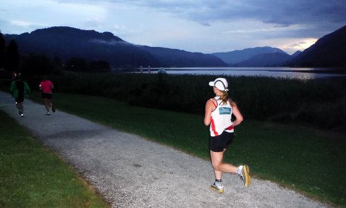 Ossiacher See Nachthalbmarathon - half marathon runners on the promenade in Ossiach, Kärnten, Austria (Copyright © 2015 Hendrik Böttger / runinternational.eu)