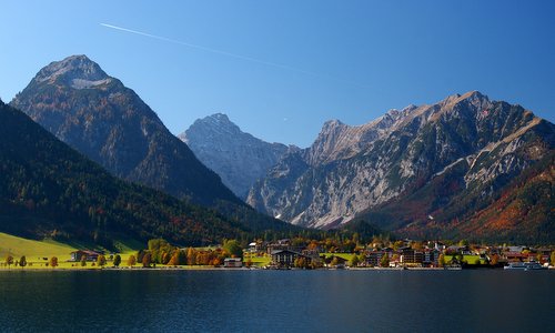 Pertisau, the Achensee and the Karwendel, Austria (Author: Joe MiGo / commons.wikimedia.org / CC0 1.0 Universal Public Domain Dedication / photo cropped by runinternational.eu)