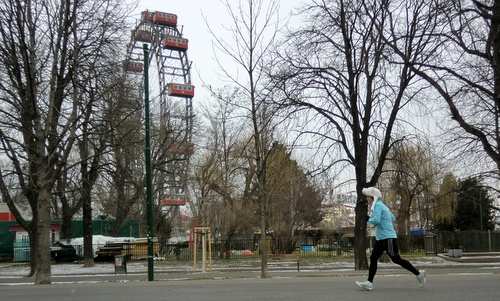 A runner passes the Riesenrad in the Wiener Prater in Wien (Vienna), Austria. - Copyright © 2017 Anja Zechner / runinternational.eu