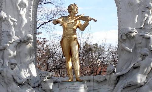 Johann-Strauss-Denkmal, Wien, Austria (Copyright © 2015 Anja Zechner / runinternational.eu)