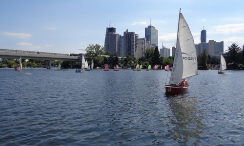 Sailing boats on the Alte Donau in Vienna (Wien), Austria (Photo: Copyright © 2018 Hendrik Böttger / runinternational.eu)